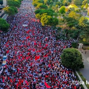 Protesta/ Thirrja e deputetit t&euml; PS: Keni alternativ m&euml; t&euml;