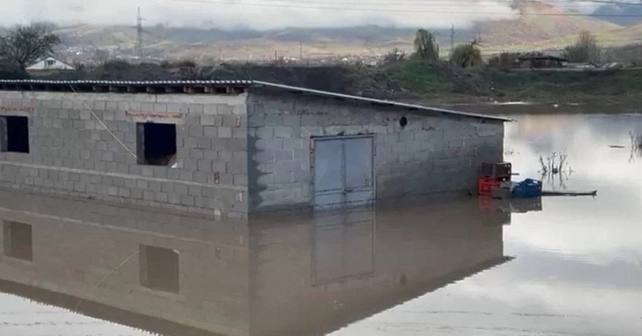 Reshjet e shiut shkaktojnë probleme në Pogradec, uji futet brenda