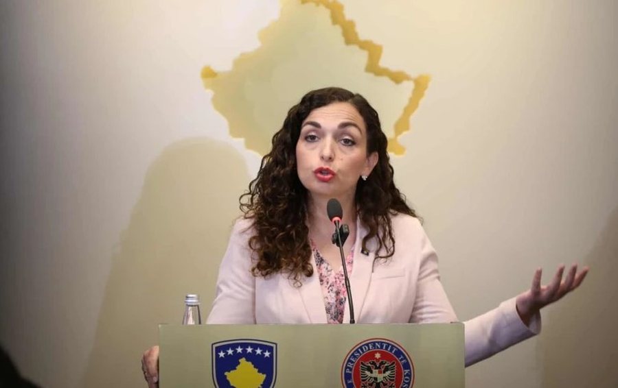 Procedohet kameramani, filmoi vajzat e Vjosa Osmanit në shkollë.