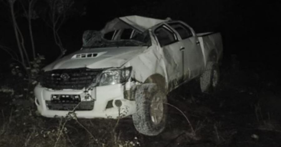 Fuoristrada bie në humnerë, zjarrfikësit nxjerrin katër