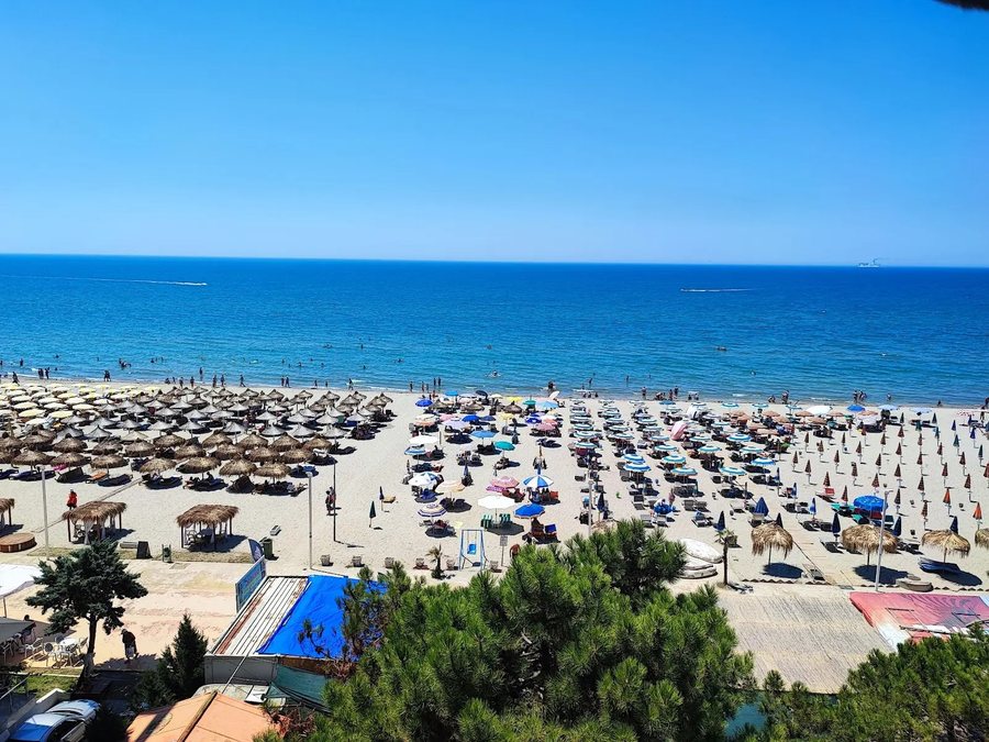 Më pak turistë shqipfolës, por sezoni në Durrës nuk
