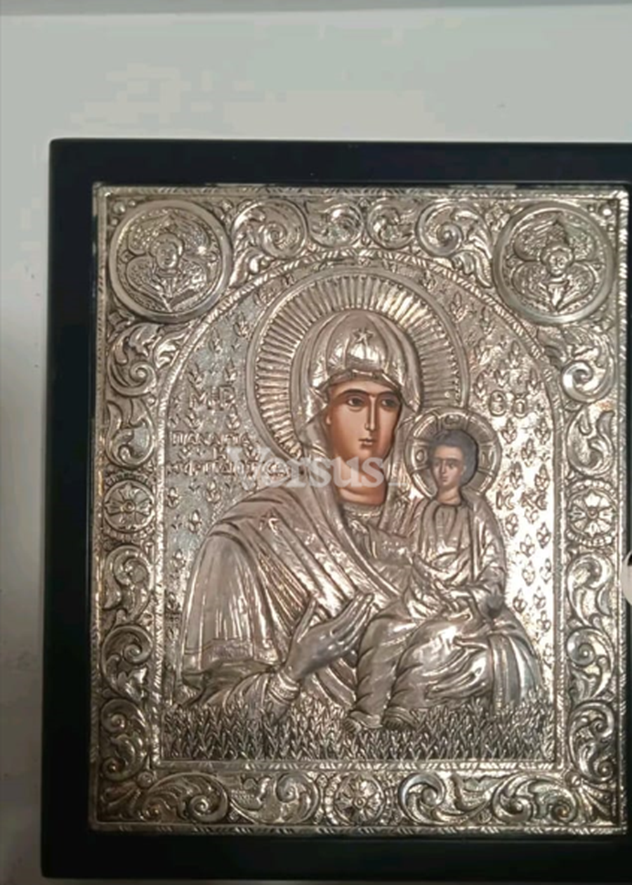 Shpata, unaza, monedha ari e argjendi, grabit&euml;sit i shesin hapur thesaret