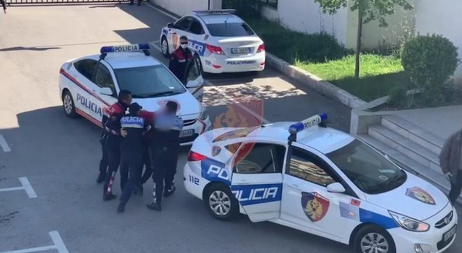 Armë të fshehura në pikë inertesh, arrestohet anëtari i