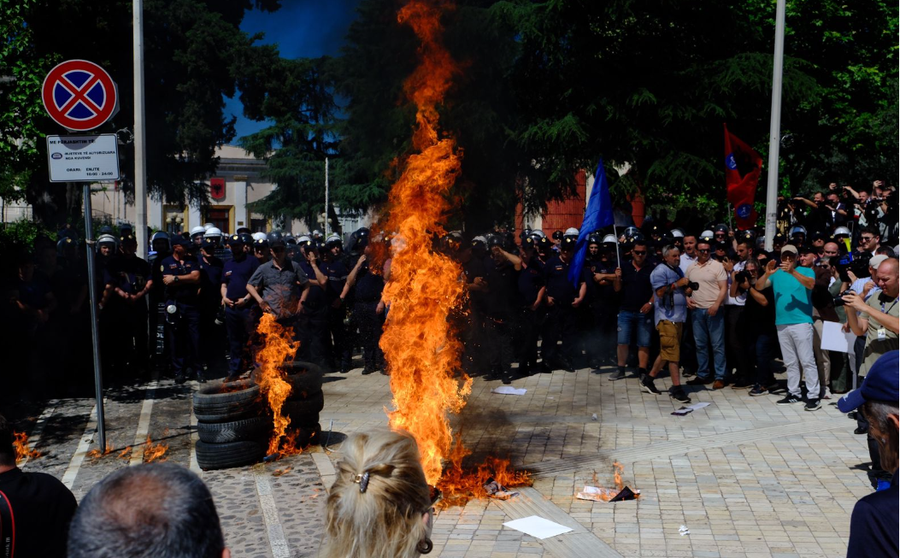 “Skenar” si te bashkia, protestuesit e opozitës para Kuvendit u