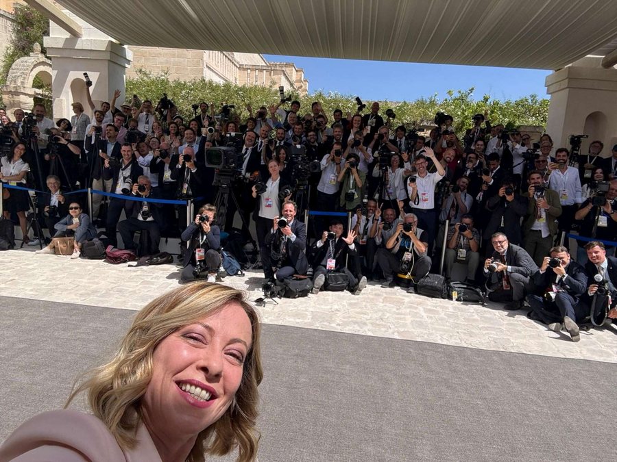 VIDEO/ Meloni selfie me gazetarët në G7, batuta e kryeministres