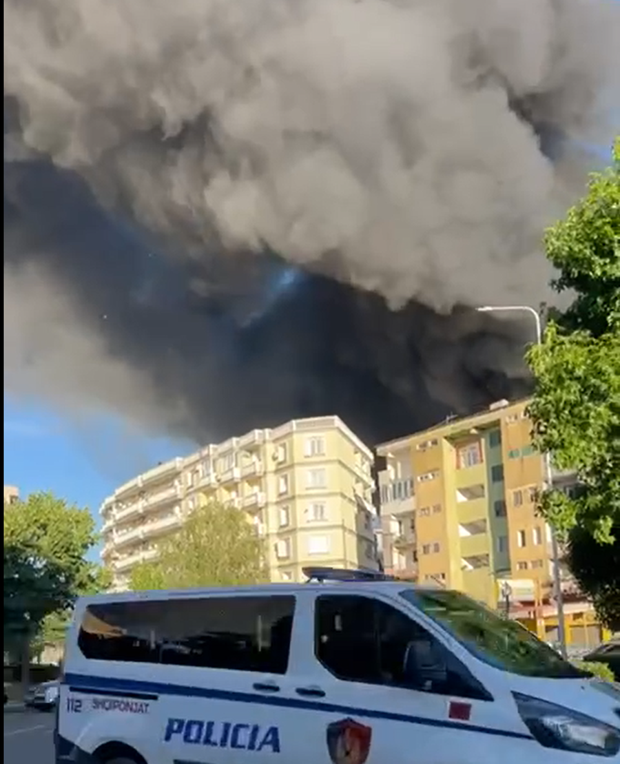 Zjarr i madh në tregun e Shkodrës, digjen banesa, evakuohen