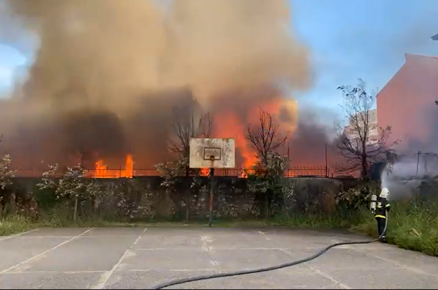 Zjarr i madh në tregun e Shkodrës, digjen banesa, evakuohen