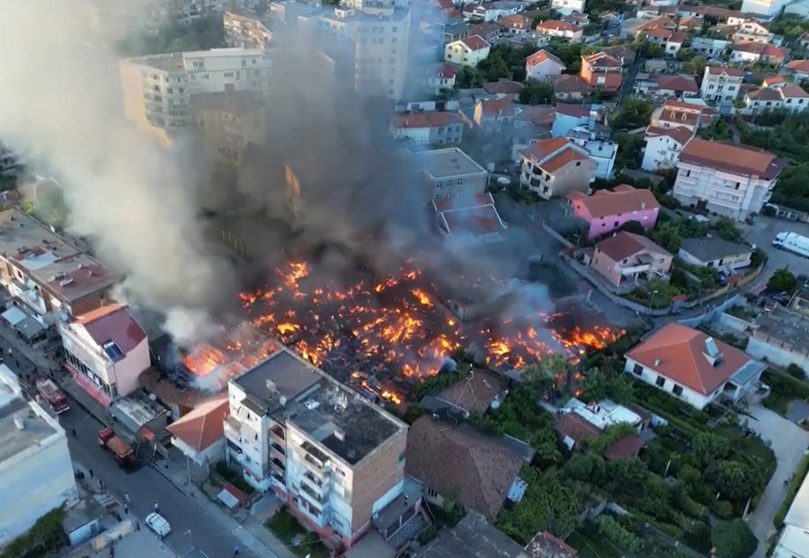 Zjarr i madh në tregun e Shkodrës, digjen banesa, evakuohen