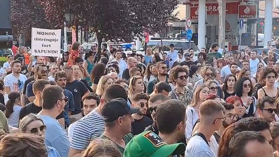 VIDEO/ Skandali te Onkologjiku, qindra qytetarë në protestë: