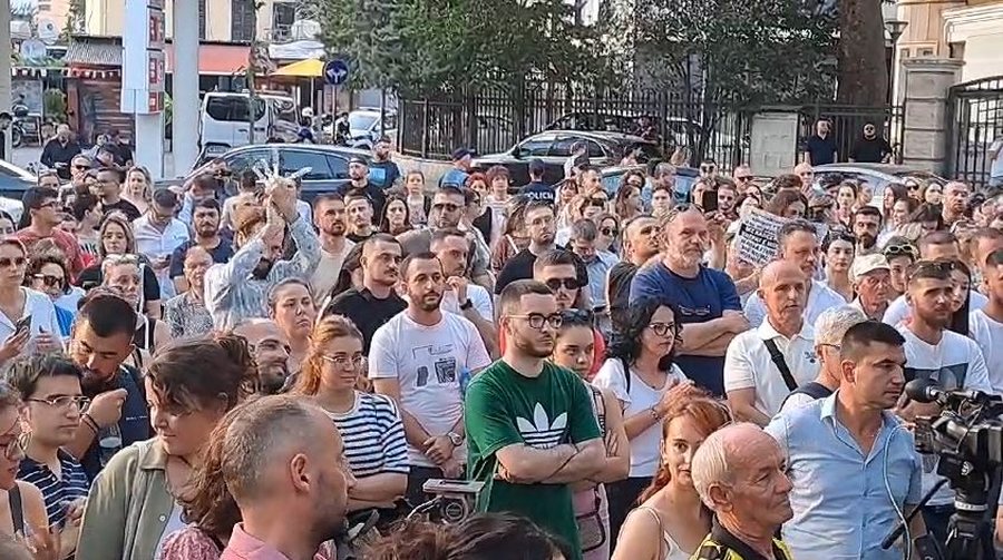 VIDEO/ Skandali te Onkologjiku, qindra qytetarë në protestë: