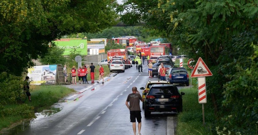 Aksident i rëndë në Sllovaki, treni përplas autobusin, 5