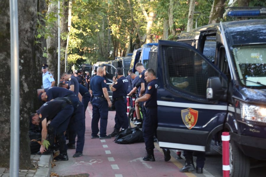 Opozita proteston  pa Berishën në bulevardin