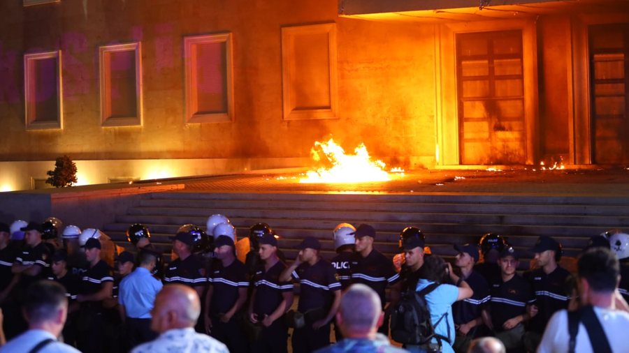 Opozita proteston  pa Berishën në bulevardin