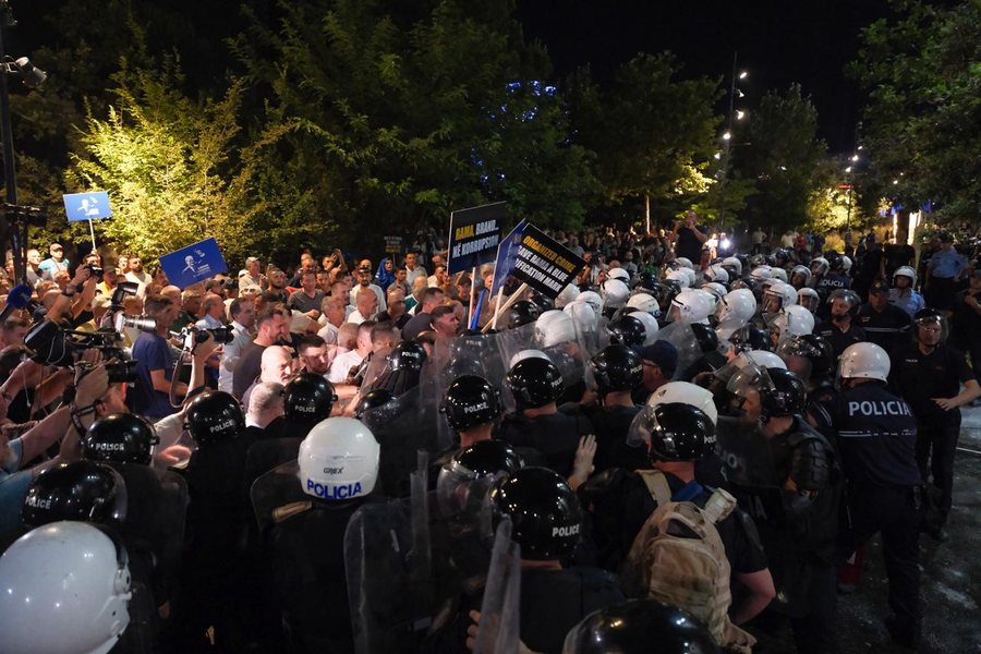 FOTO/ Përplasje mes protestuesve dhe policisë tek bashkia e