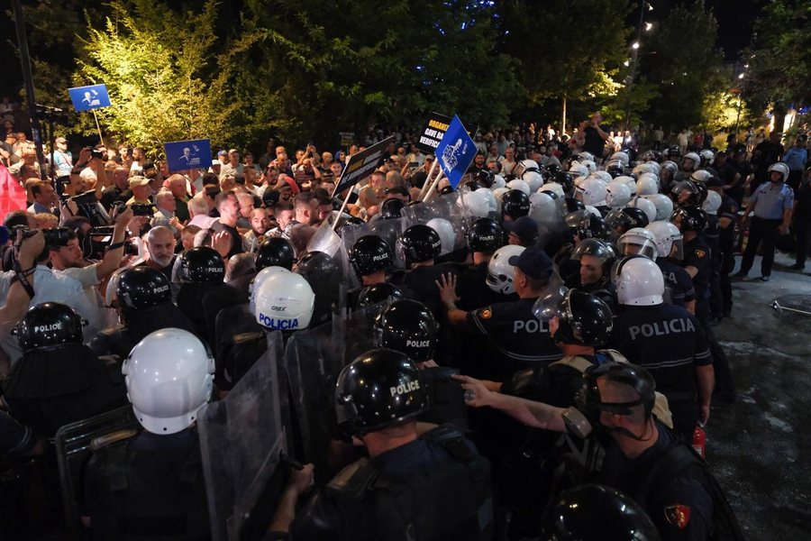 FOTO/ Përplasje mes protestuesve dhe policisë tek bashkia e