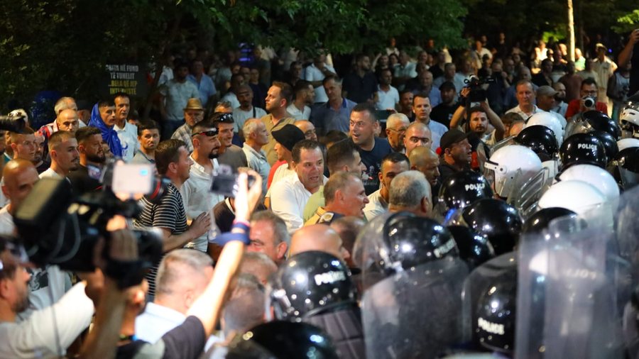 FOTO/ Përplasje mes protestuesve dhe policisë tek bashkia e