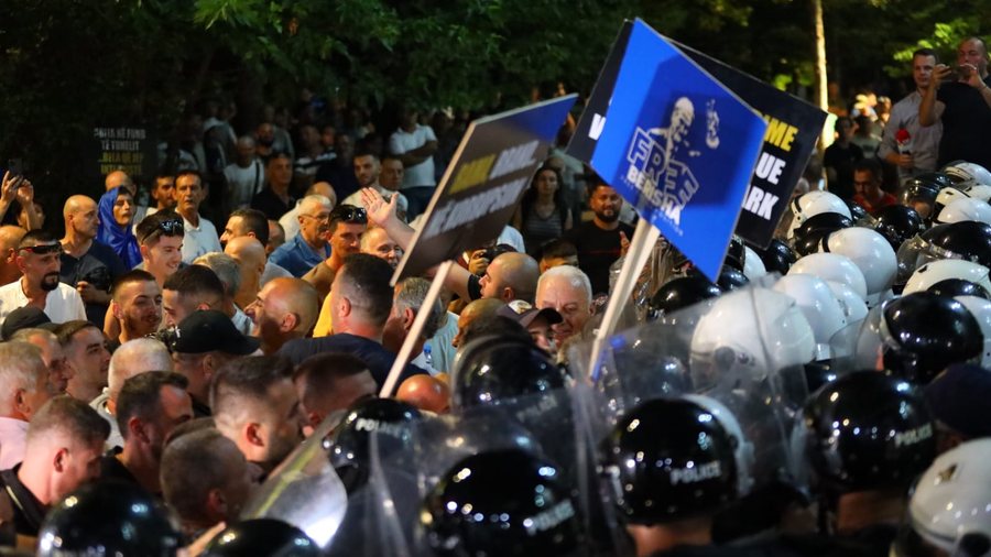 FOTO/ Përplasje mes protestuesve dhe policisë tek bashkia e