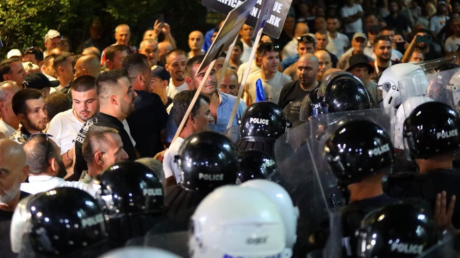 FOTO/ Përplasje mes protestuesve dhe policisë tek bashkia e