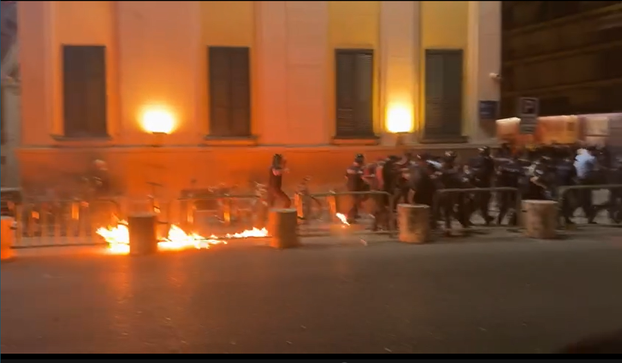 VIDEO/ Përplasje te Bashkia, protestuesit hodhën molotov mbi kokat e