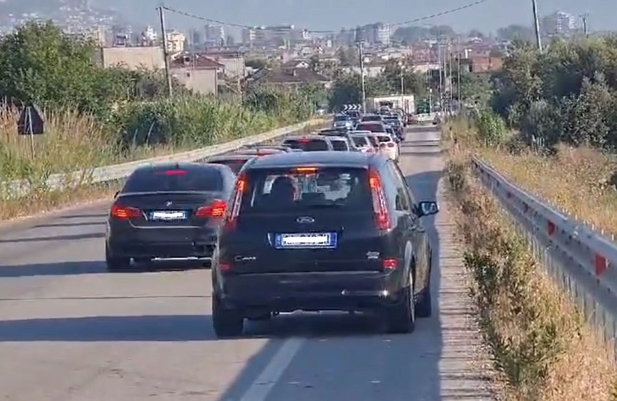 VIDEO/ Kthimi i pushuesve, radhë kilometrike nëpër rrugë