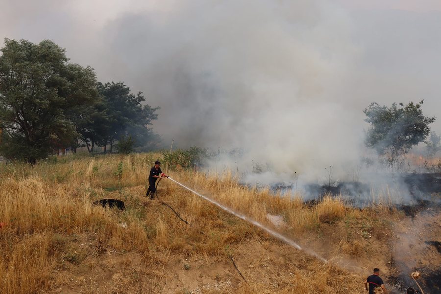 FOTO/ 3 vatra zjarri në vend, ja si paraqitet situata