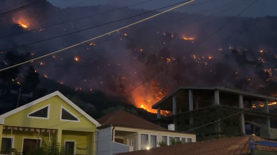 VIDEO/ Apokalips në Shëngjin, digjen banesa, kërkohet evakuimi i