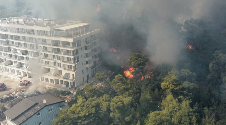 Pamjet apokaliptike nga zjarret në Shëngjin, përmirësohet