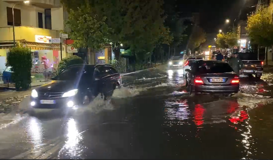 VIDEO/ Uji rrëmben një grua në Vlorë, situata dramatike.