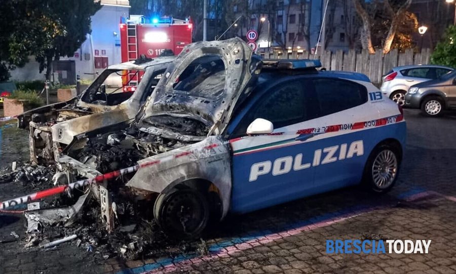 Shqiptari i vë flakën, makinës së policisë italiane