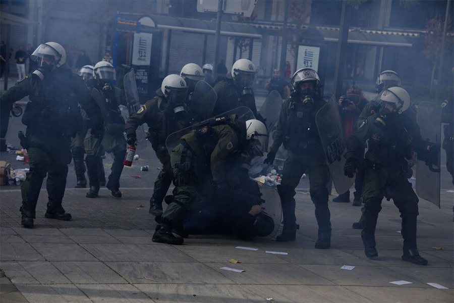 Grekët në protesta masive: Drejtësi për aksidentin e Tempit!