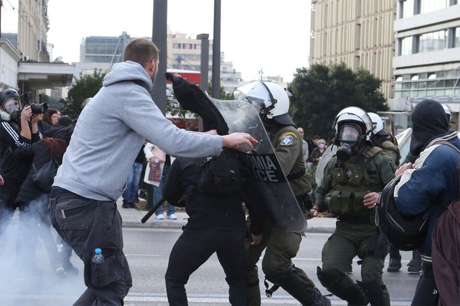 Grekët në protesta masive: Drejtësi për aksidentin e Tempit!