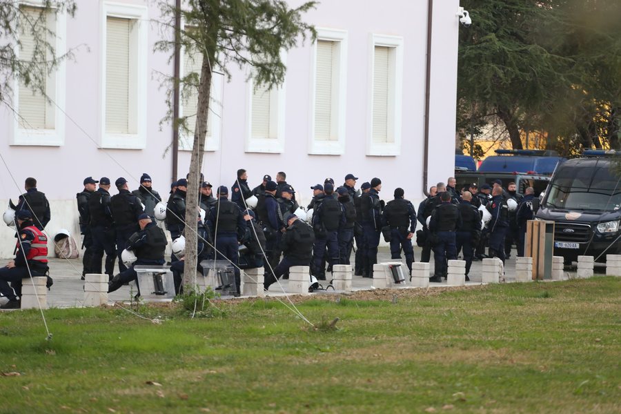 Dëmtuan tre policë me lëndë piroteknike, pranga një