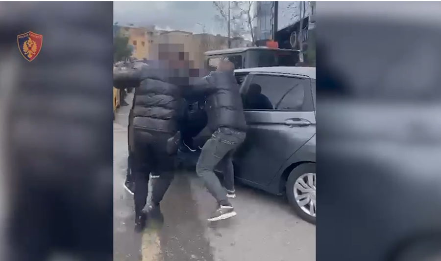 VIDEO/ “Policia ore, zbrit poshtë”, kapen 2 persona me