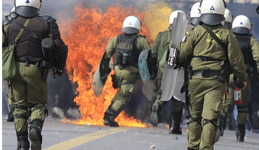 Protesta masive përgjak Athinën/ 220 të proceduar, 73 të