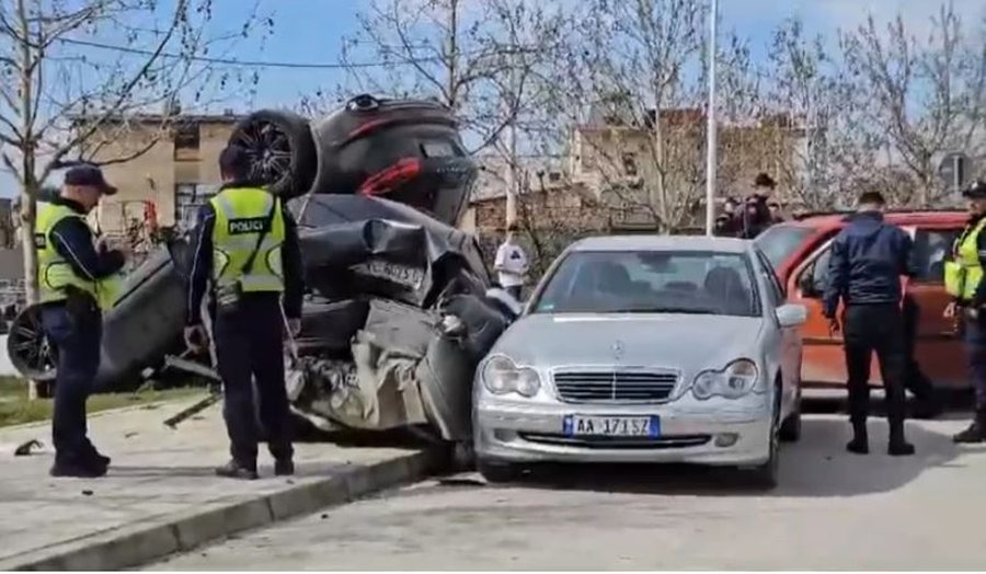 Aksident i frikshëm në Vlorë, “Porsche” përplas