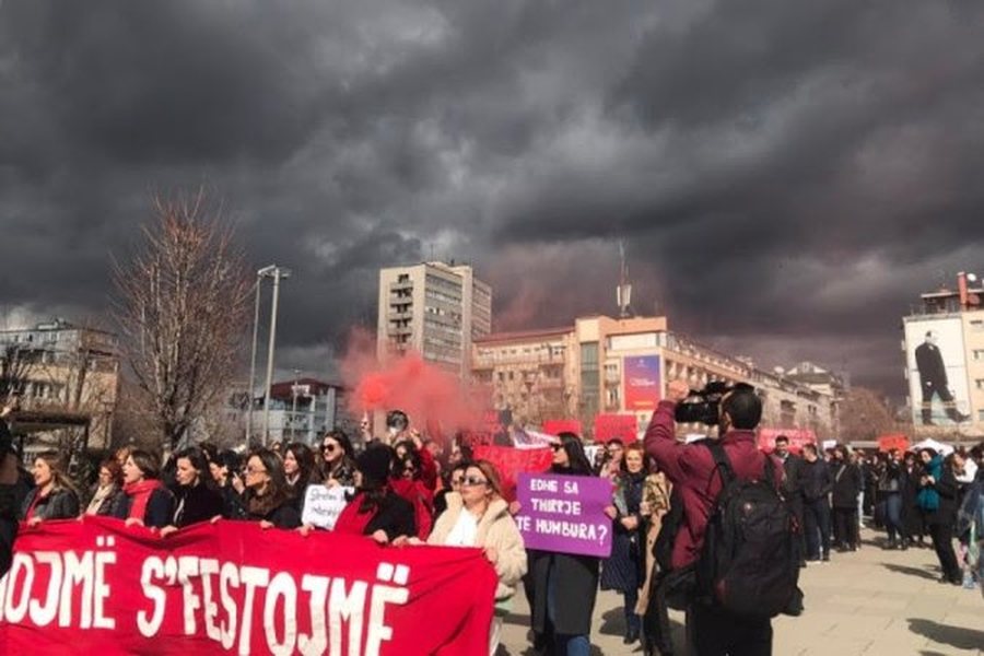 Për 8 Mars gratë e vajzat në Kosovë marshim , sulmojnë