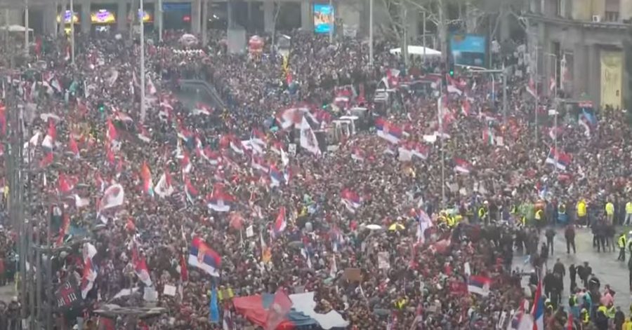 Pamje apokaliptike/ Dhjetëra mijëra protestues në Serbi,