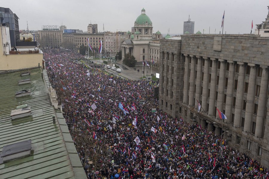 Pamje apokaliptike/ Dhjetëra mijëra protestues në Serbi,