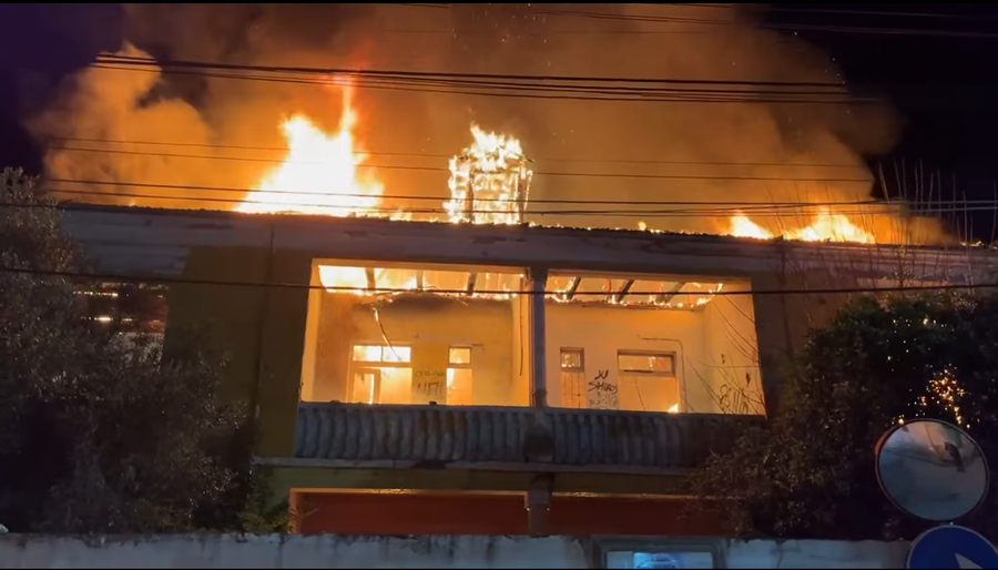 VIDEO/ Zjarr i madh në një godinë të vjetër në