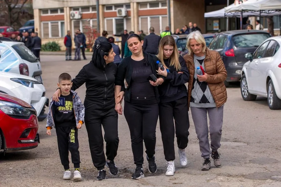 FOTO/ 'Tre shoqet e mia kanë vdekur', mbushet qendra e