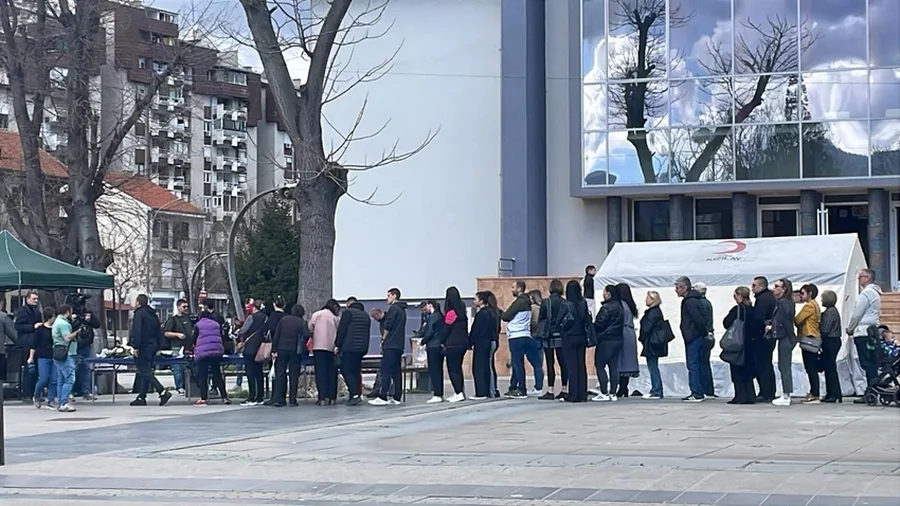 FOTO/ 'Tre shoqet e mia kanë vdekur', mbushet qendra e