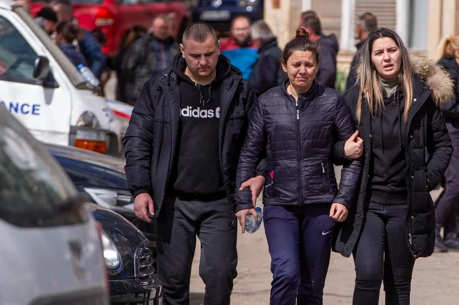 FOTO/ 'Tre shoqet e mia kanë vdekur', mbushet qendra e