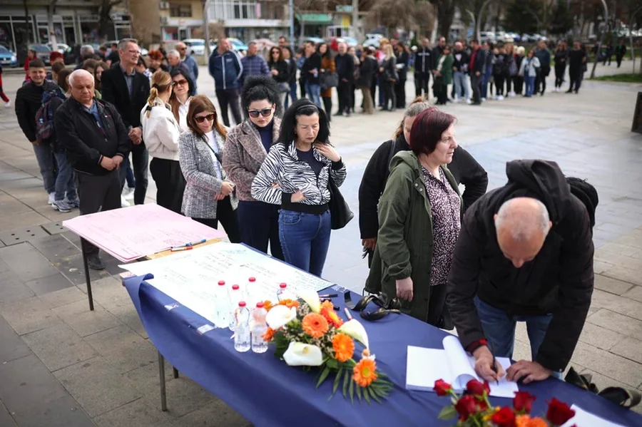 FOTO/ 'Tre shoqet e mia kanë vdekur', mbushet qendra e