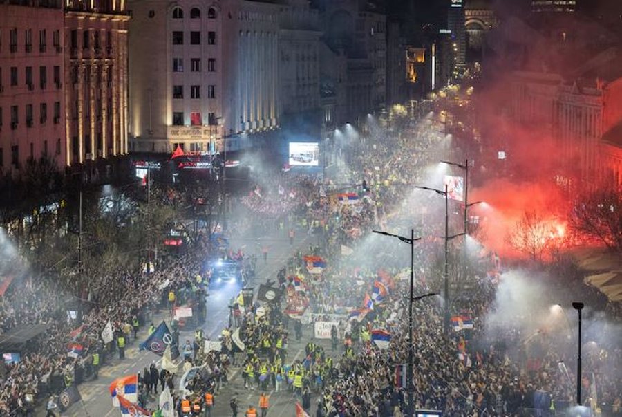 "U përdor armë e fuqishme zanore", protestuesit serbë