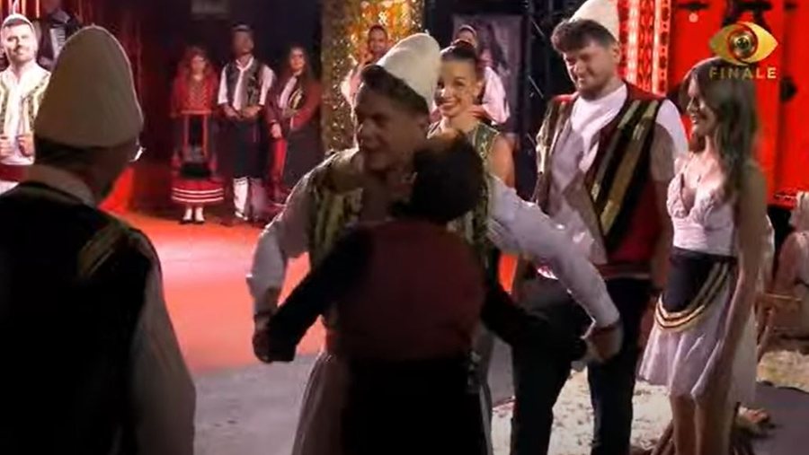 Laert Vasili hap kutinë misterioze që mori në nisje të