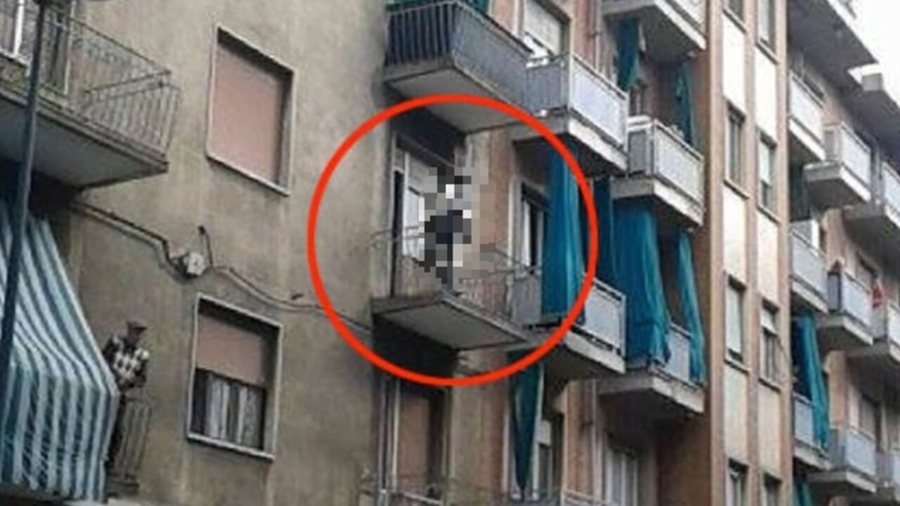 Tronditet Italia / Nëna hedh foshnjen 7-muajshe nga ballkoni, babai
