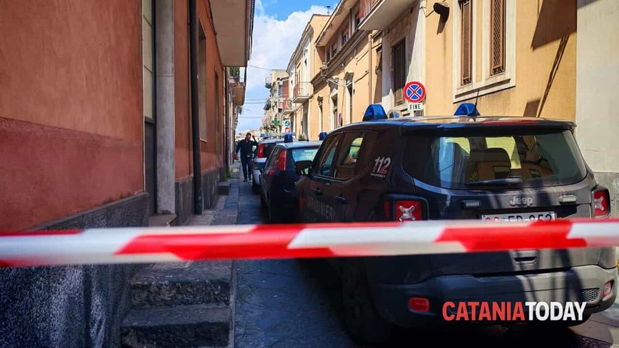 Tronditet Italia / Nëna hedh foshnjen 7-muajshe nga ballkoni, babai