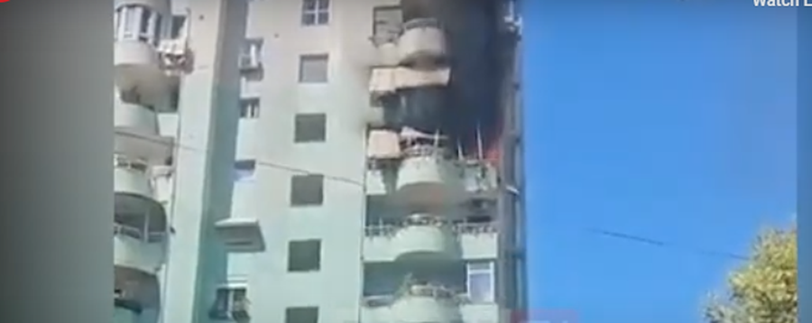 Përfshihet nga flakët një apartament tek Komuna e Parisit