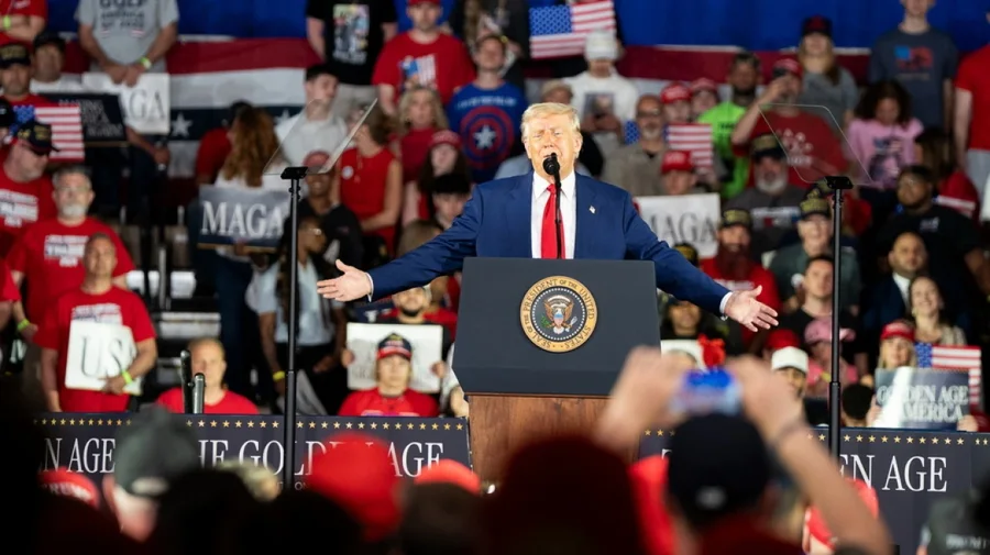 Plane për paradë madhështore në ditëlindjen e Trump -