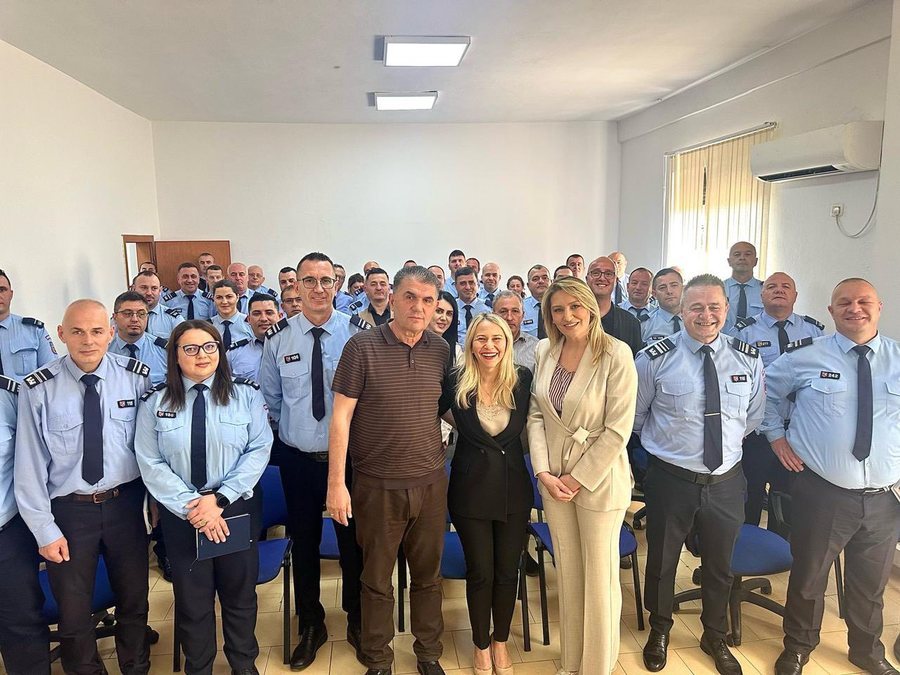 Policia Bashkiake ‘në duart’ e një gruaje, kush
